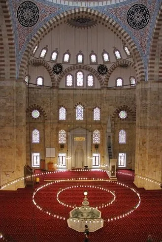 29 yılda tamamlanan yığma taş camide ilk ramazan