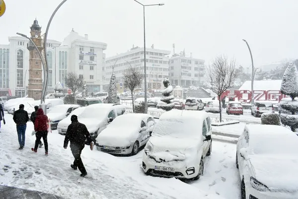 bahari-bekleyen-yozgata-yarim-metre-kar-yagdi-1680095413965.jpg