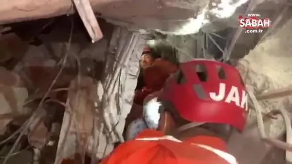 İzmir'de JAK ekiplerinden deprem enkazından mucizevi kurtarış anları kamerada | Video