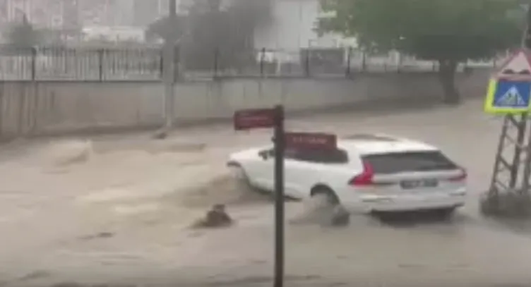 Ankara’da sel faciası: Küçük çocuk aracın altında sıkıştı!