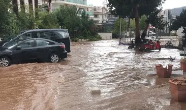 Muğla Marmaris’i sağanak vurdu: Yollar ve caddeler göle döndü!