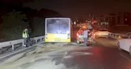 Otomobil, arızalanan İETT’yi tamir için gelen yol bakım aracına çarptı