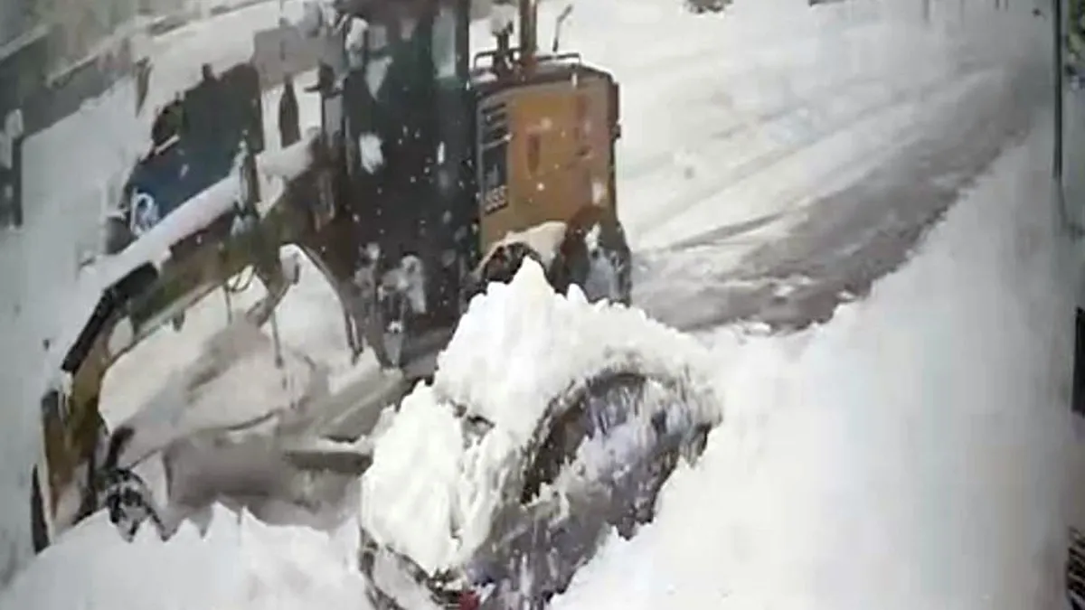 Erzincan’da iş makinesi kazası: Kara gömülen otomobile çarptı! Erzincan’da iş makinesi kazası: Kara gömülen otomobile çarptı!