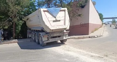 Şanlıurfa’da freni boşalan Tır dükkânlara girdi #sanliurfa