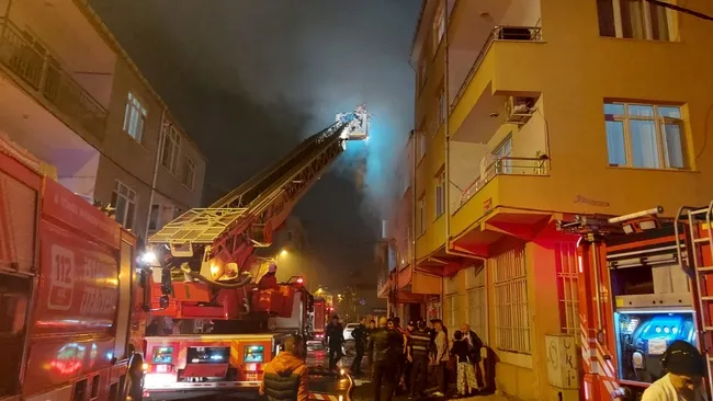 son-dakika-istanbul-kadikoyde-bir-binada-patlama-1665333714329.jpeg