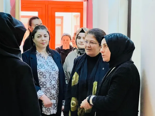 ozlem-nebati-sanliurfada-depremzedeleri-ziyaret-etti-1677527436585.jpeg