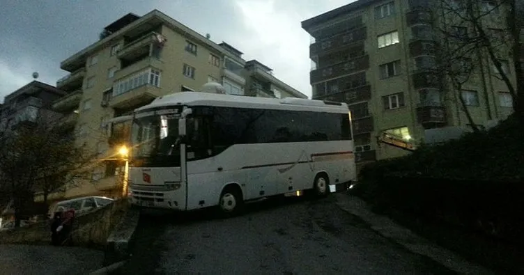 Zonguldak’ta midibüs kaldırıma çıktı