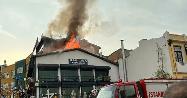 Sultanahmet’te iki katlı restoranın çatısında korkutan yangın