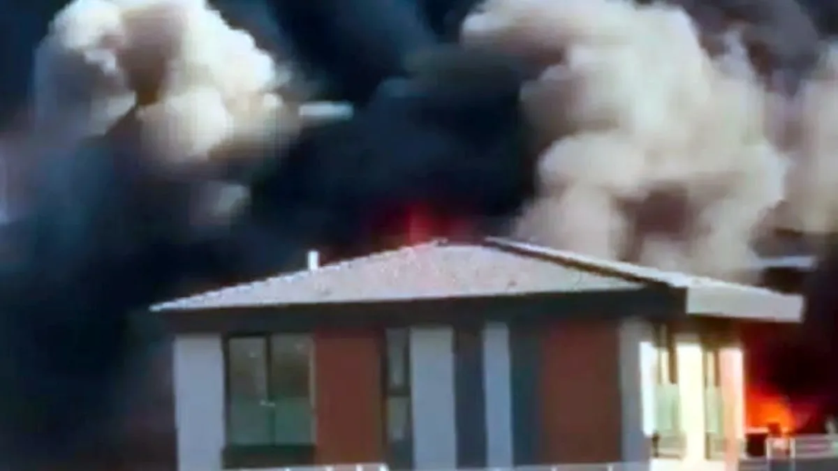 Tuzla'da bir villada çıkan yangın sonrası itfaiye ekiplerinin müdahalesi.