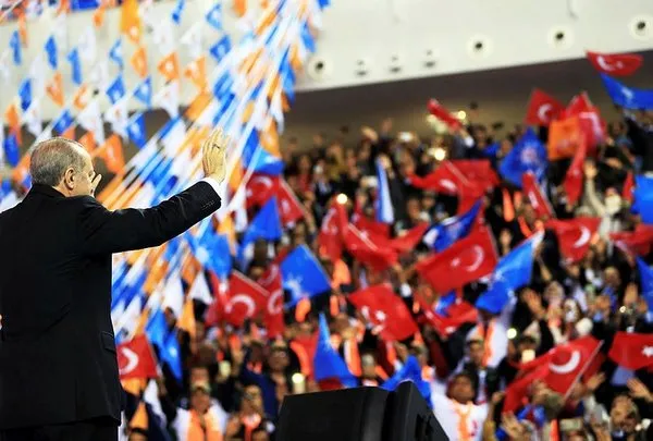 Cumhurbaşkanı Erdoğan, 105 yaşındaki Fikriye ninenin elini öptü