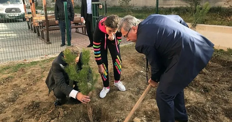 Başkan Çetin, Sirkeli’de ağaç dikti