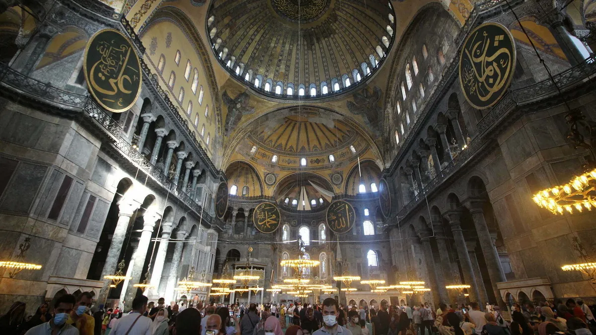 Ayasofya-i Kebir Cami-i Şerifi'nin dış cephesinden bir görünüm.