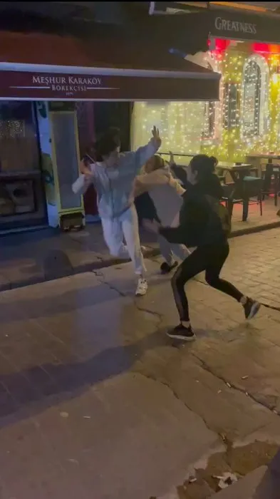 Taksim’de gece yarısı: Sevgilisini başka kadınla yakalayınca öyle şeyler yaptı ki!
