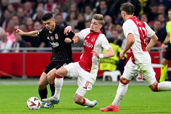 son-dakika-besiktas-zorlu-ajax-deplasmaninda-macta-ilk-gol-geldi-1727379304589.jpeg