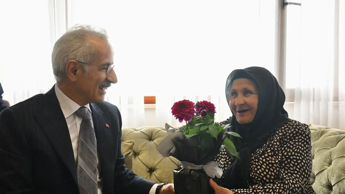 Bakan Uraloğlu’ndan anlamlı bayram ziyareti Bakan Uraloğlu’ndan anlamlı bayram ziyareti