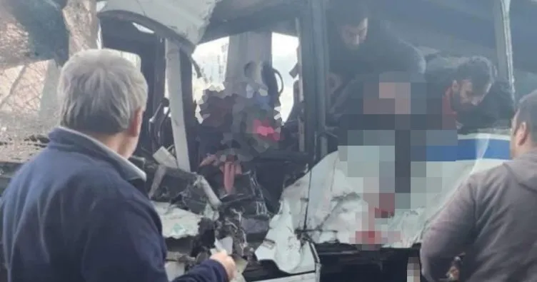 Manisa’da feci kaza! Servis minibüsü çöp kamyonuyla çarpıştı: 5 ağır 17 yaralı!