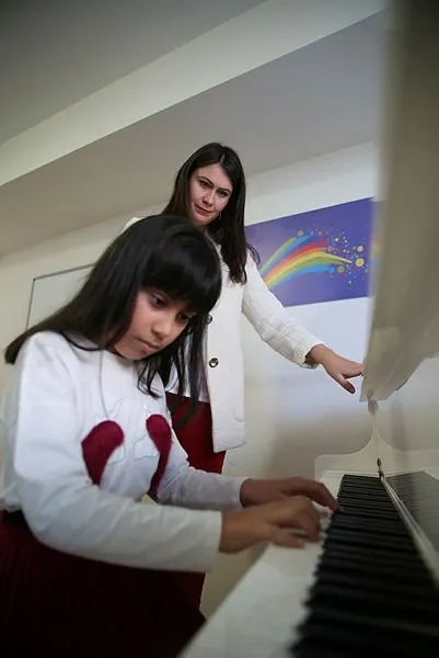 Rus gelin piyanoda Türk yetenekleri keşfediyor