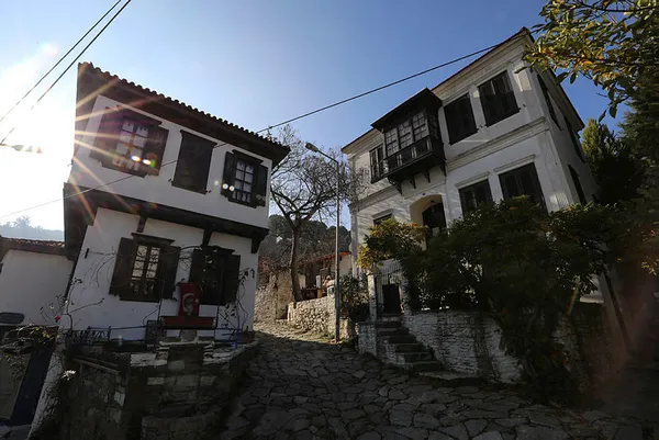 son-dakika-kiyamet-koyu-yilbasinda-kapali-gise-tek-bir-oda-bile-kalmadi-muhtarin-telefonlari-susmuyor-1608899892061.jpg