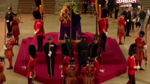 Kraliçe Elizabeth'in naaşı başında bekleyen asker bayıldı | Video