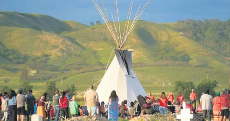 Katolik kiliseleri ateşe veriliyor