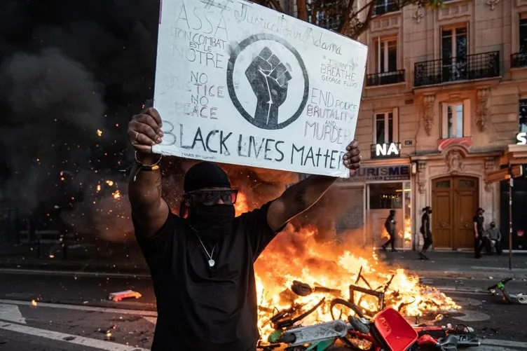 Fransa’da eski cinayet raporu sokakları karıştırdı! Göstericiler ile polis çatıştı