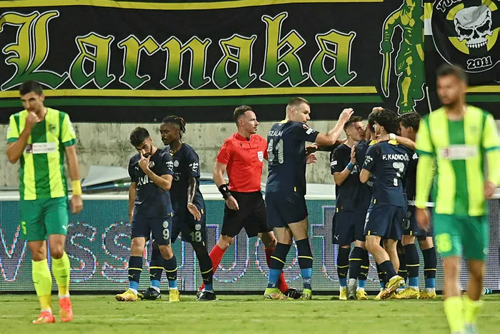 son-dakika-haberi-fenerbahce-aek-larnacaya-konuk-oluyor-kanarya-gol-perdesini-acti-1665682482432.jpg