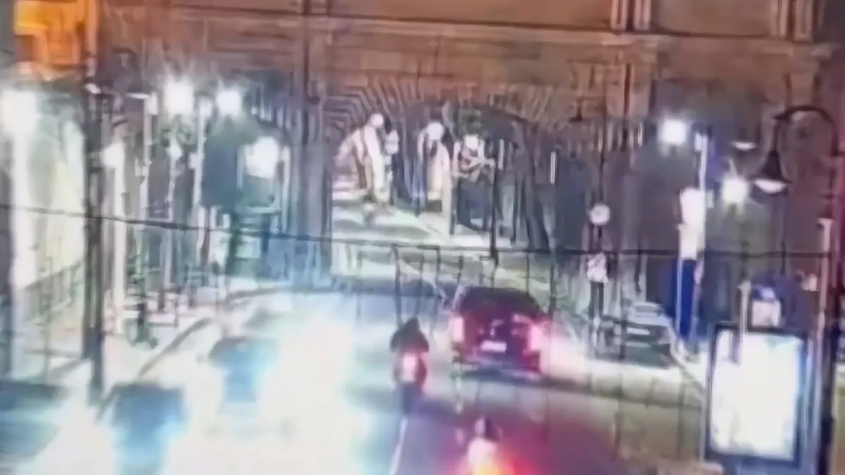 Beşiktaş’ta motosikletle sollama yapan 22 yaşındaki Berat hayatını kaybetti; kaza anı kamerada Beşiktaş’ta motosikletle sollama yapan 22 yaşındaki Berat hayatını kaybetti; kaza anı kamerada