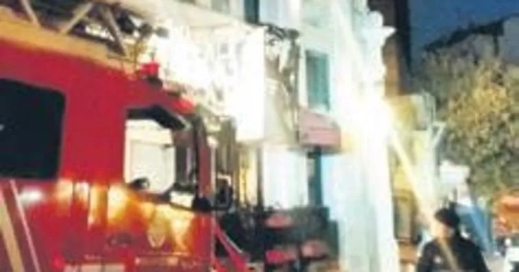 Karaköy’de turistik otelde yangın paniği