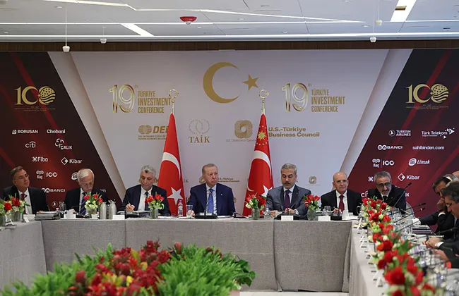 baskan-erdogan-new-yorkta-is-adamlariyla-bir-araya-geldi-1790187435086.jpg Başkan Erdoğan, New York'ta iş adamlarıyla bir araya geldi: 100 milyar dolarlık hedefimize ulaşacağız