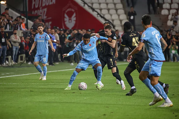 canli-amedspor-trabzonspor-macta-ikinci-yari-oynaniyor-1788205549124.jpeg