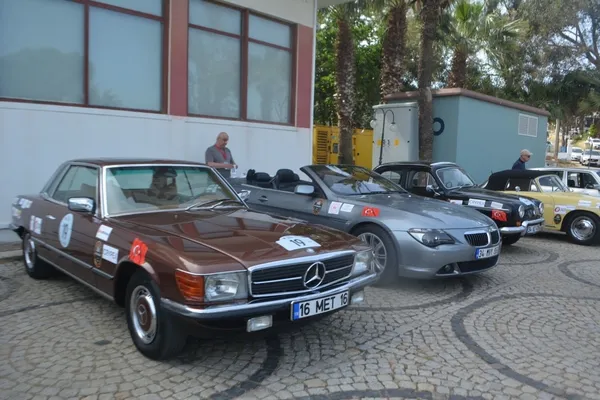 ayvalikta-klasik-otomobillerin-27-bati-anadolu-rallisi-heyecani-1748092763131.jpg