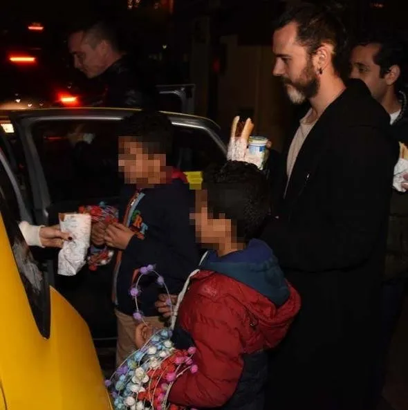Burcu Biricik elindeki ekmeği sokaktaki çocuğa verdi