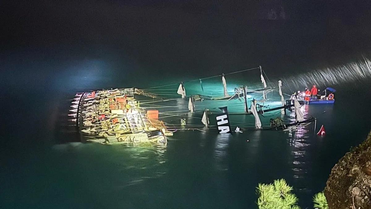 Fethiye'de tur teknesi battı: 1 kişi kayıp Fethiye'de tur teknesi battı: 1 kişi kayıp