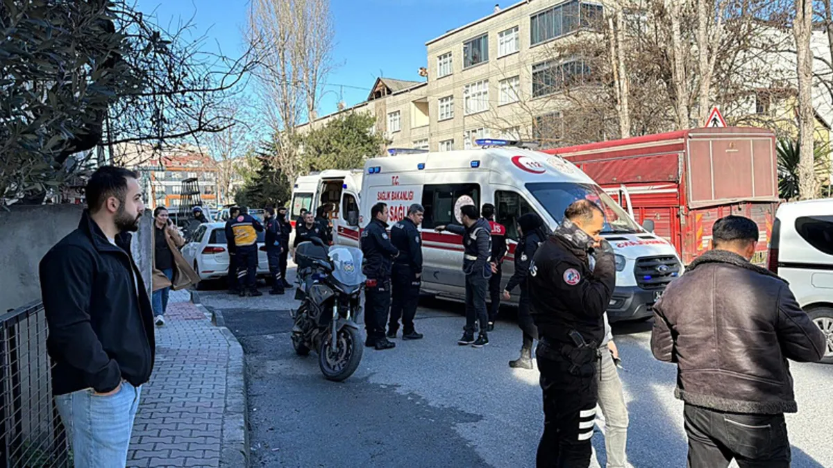 Küçükçekmece’de polislere bıçaklı saldırı: 4’ü polis 6 yaralı Küçükçekmece’de polislere bıçaklı saldırı: 4’ü polis 6 yaralı