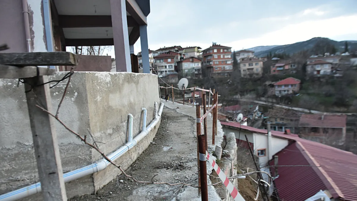 Sinop’ta istinat duvarı çöktü: Bir apartman ve ev tahliye edildi! Sinop’ta istinat duvarı çöktü: Bir apartman ve ev tahliye edildi!