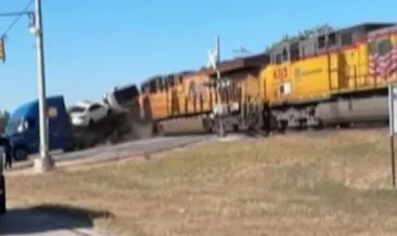 Hemzemin geçitte kabus: Tren tırı paramparça etti