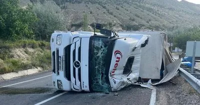 Sivas’ta pamuk yüklü TIR devrildi: Sürücü ağır yaralandı