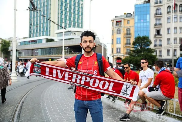 İstanbul karnaval alanına döndü! Chelsea ve Liverpool taraftarı maç saatini bekliyor