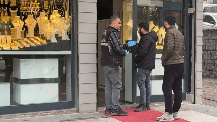 sanliurfa-kuyumcu-dukkaninda-silahli-soygun-1-polis-yarali-haber-eklendi-1770027575736.jpg