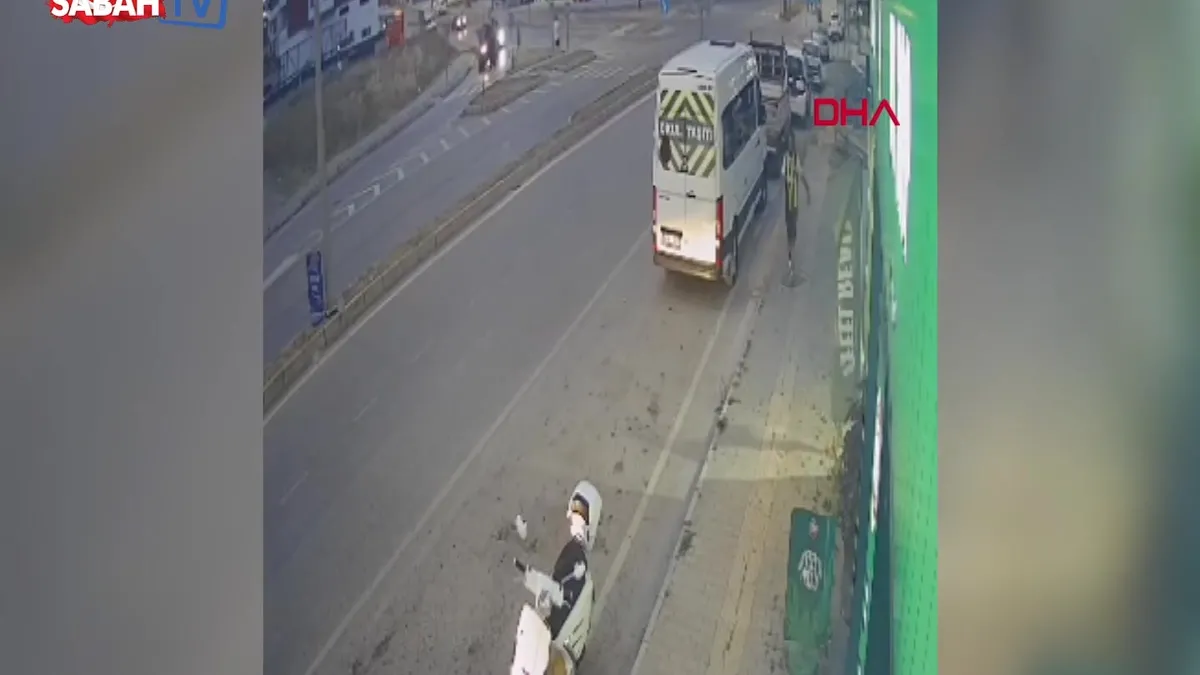 Yürürken önüne çıkan kediye tekme attı! | Video videosunu izle Yürürken önüne çıkan kediye tekme attı! | Video videosunu izle