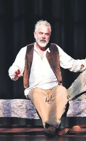 Okur, tiyatro gününde yine sahnedeydi