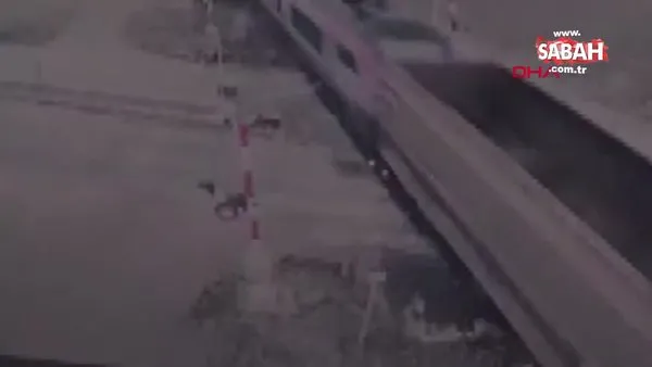 Afyonkarahisar'da hemzemin geçide bariyeri kırarak giren kamyonete trenin çarpma anı kamerada | Video