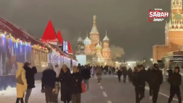 Moskova’da kar yağışı Kızıl Meydan’da kartpostallık görüntüler oluşturdu | Video