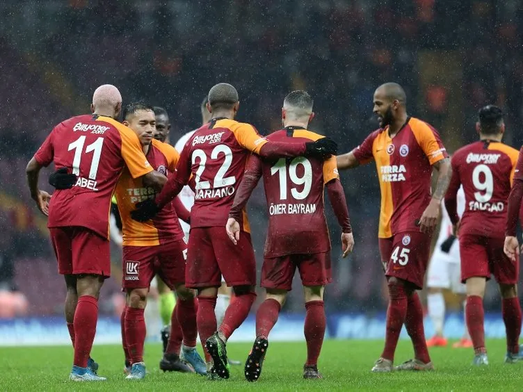 Galatasaray’da 9 ayrılık 6 imza!