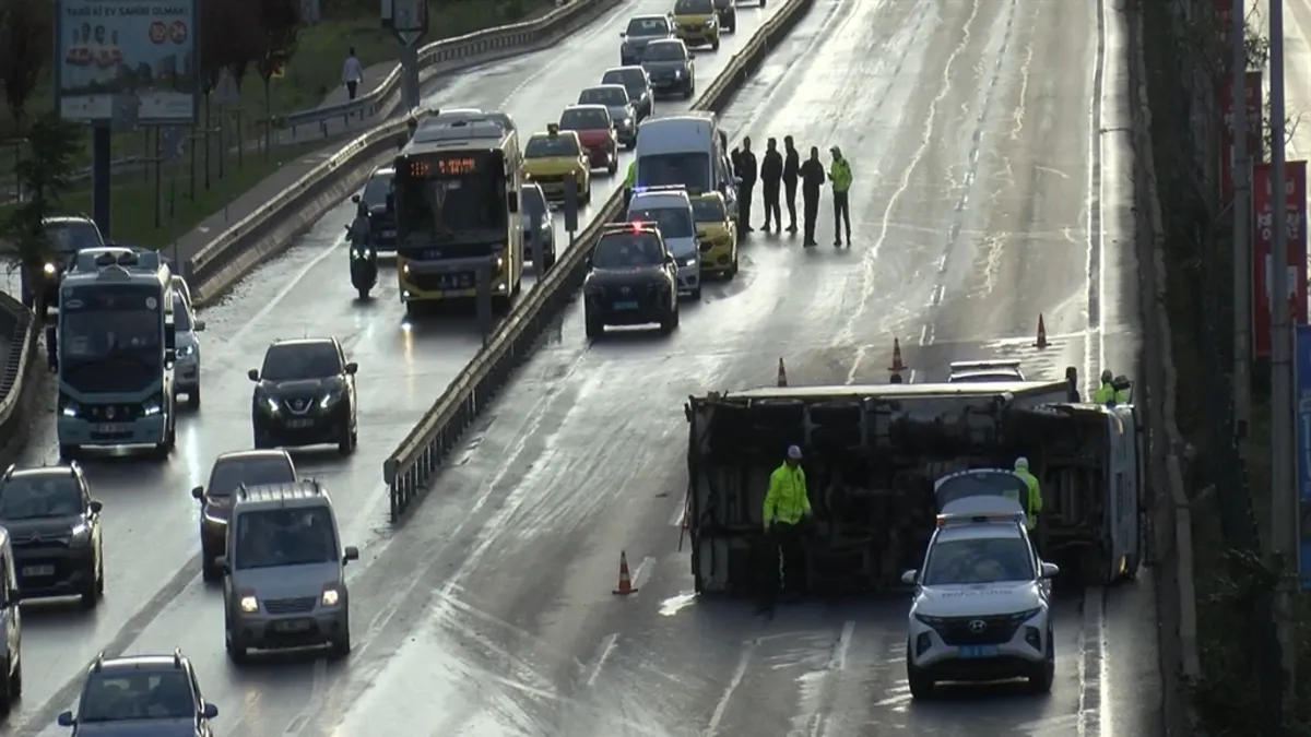 Kadıköy’de et yüklü kamyonet devrildi: 1 yaralı! Kadıköy’de et yüklü kamyonet devrildi: 1 yaralı!