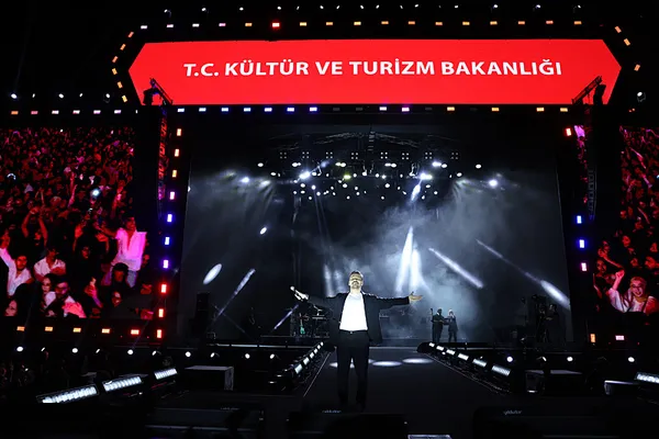 konya-kultur-yolu-festivali-tum-hiziyla-suruyor-festivalin-ikinci-gununde-sinan-akcila-binlerce-hayrani-eslik-1784555039120.jpg