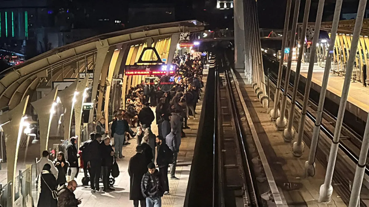 İstanbul’da metro arızası! Seferler aksadı, duraklarda yoğunluk oluştu İstanbul’da metro arızası! Seferler aksadı, duraklarda yoğunluk oluştu