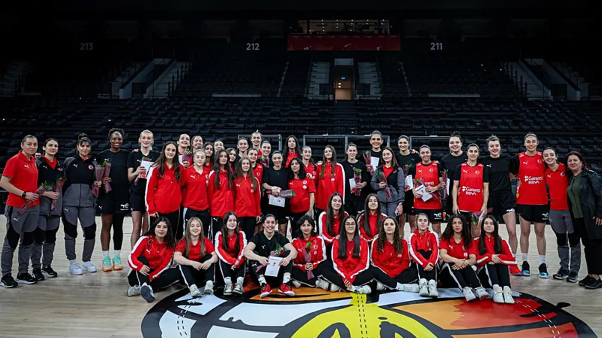 A Milli Kadın Basketbol Takımı’nın 12 kişilik kadrosu belli oldu A Milli Kadın Basketbol Takımı’nın 12 kişilik kadrosu belli oldu