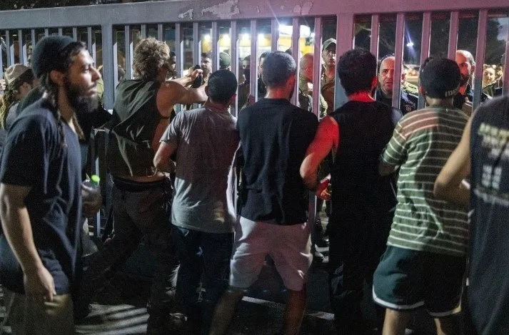İsrail’de kriz yükseliyor! Askeri üs işgal edildi: Cehennemin içindeyiz!