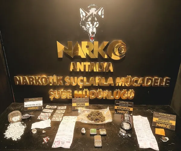 antalyada-uyusturucu-operasyonunda-22-zanli-tutuklandi-1775319733884.jpg